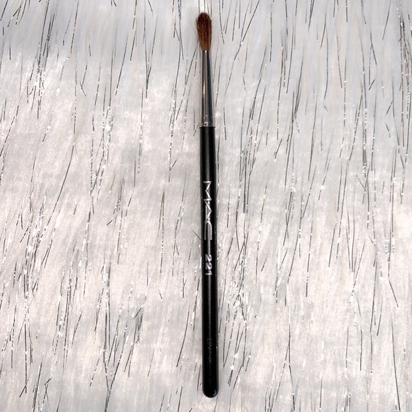 MAC 221 Brush - Picture 1 of 2
